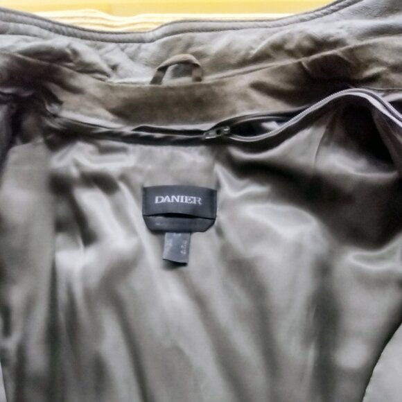 Danier Leather Ladies Jacket with detachable lining - Picture 4 of 9